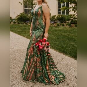 Jovani Size 18 and it's green with irredescent